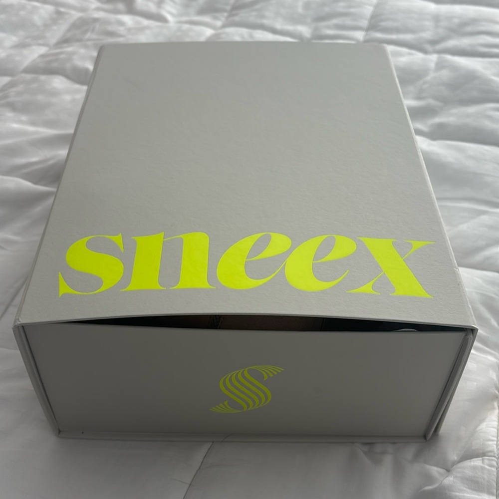 Brand NEW in box SNEEX in Oyster color size 9